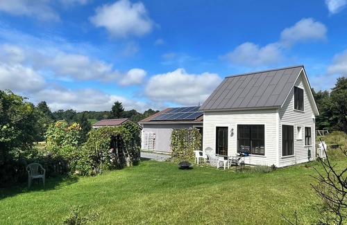 North Ferrisburgh House | Beautiful Light Filled Guesthouse in country