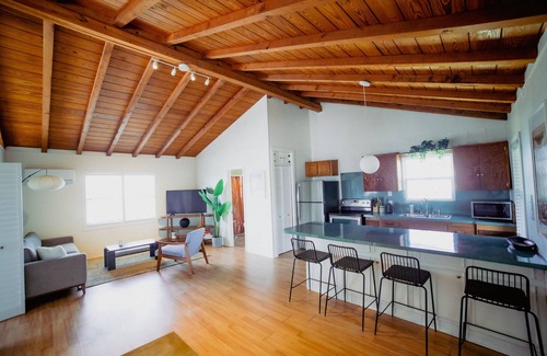 Galveston House | beautiful little Beach Baby- walking to the beach or bay