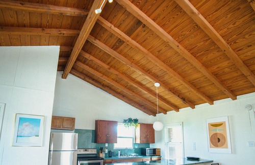 Galveston House | beautiful little Beach Baby- walking to the beach or bay