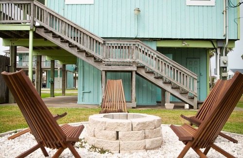 Galveston House | beautiful little Beach Baby- walking to the beach or bay