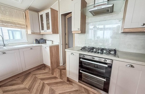 Hopton House | Beautiful lodge with full sea views at Broadland Sands in Suffolk ref 20235BS