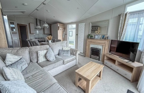 Hopton House | Beautiful lodge with full sea views at Broadland Sands in Suffolk ref 20235BS