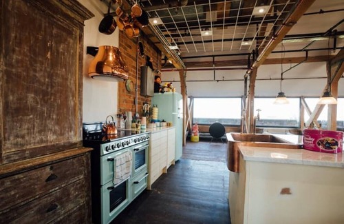 Loughborough Apartment | Beautiful Loft Apartment with Hot Tub and Sauna