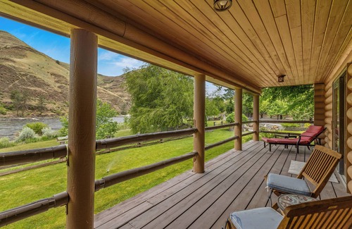 White Bird House | Beautiful LOG 3-bedroom house with WiFi, AC in pleasant White Bird