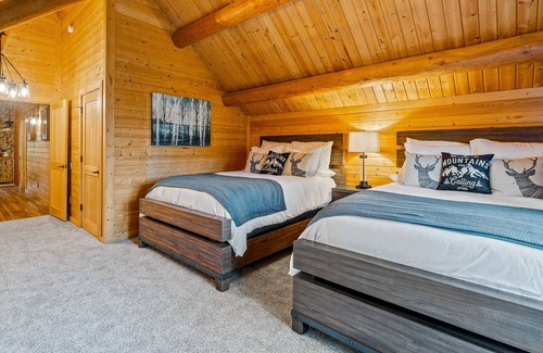 Cripple Creek Cabin | Beautiful Log Cabin on 9 Forested Acres