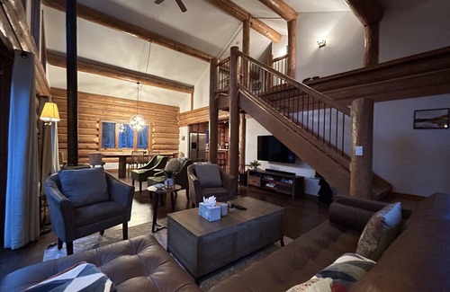 Fairplay Cabin | Beautiful Log Cabin- 26Mi Breck & Ski - Hot Tub- Pet-Friendly