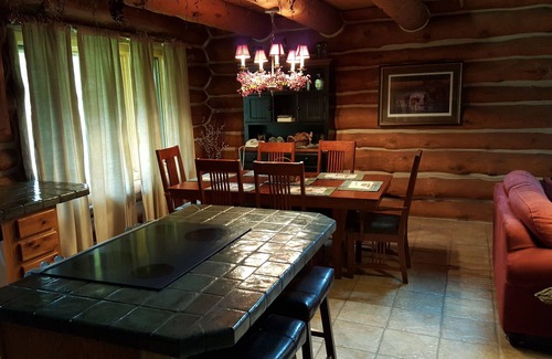 Custer Cabin | Beautiful Log Cabin on Secluded 14 Acres