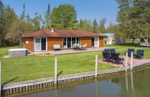 Alanson House | Beautiful Log Cabin on the River with Hot Tub