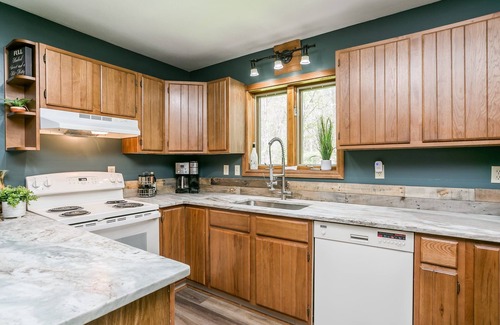 Bloomfield Cabin | Beautiful Log Cabin Tucked Away on 5 Acres