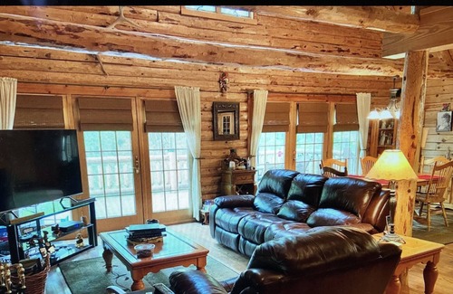 New Paltz Cabin | BEAUTIFUL LOG CABIN