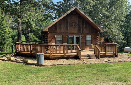 Norfork Cabin | Beautiful Log Cabin w/loft. 1/2 mile to Red's Landing Boat Launch! A+ fishing.