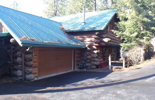 Coeur d'Alene House | Beautiful Log Cabin w/Beachfront & Stunning Lake Views in Coeur d'Alene Idaho.