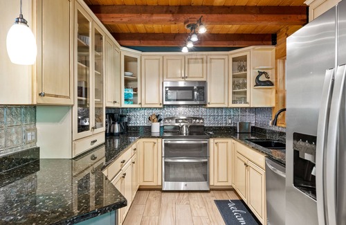 Massanutten Cabin | Beautiful LOG HOME-Poker & Pool Table, Xbox, nFirepit,Jacuzzi tub,Week Specials!