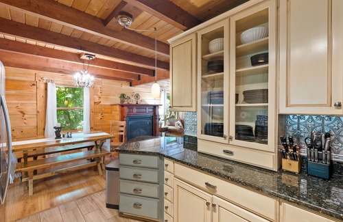 Massanutten Cabin | Beautiful LOG HOME-Poker & Pool Table, Xbox, nFirepit,Jacuzzi tub,Week Specials!