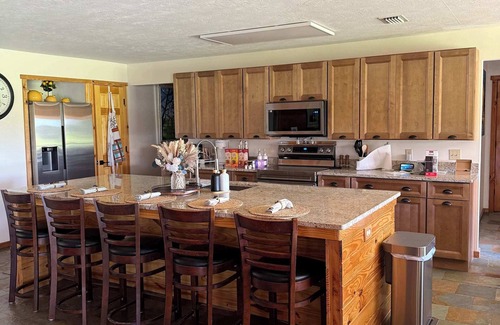 Boys Ranch House | Beautiful Log Home 5mi from Suwanee Music Park!