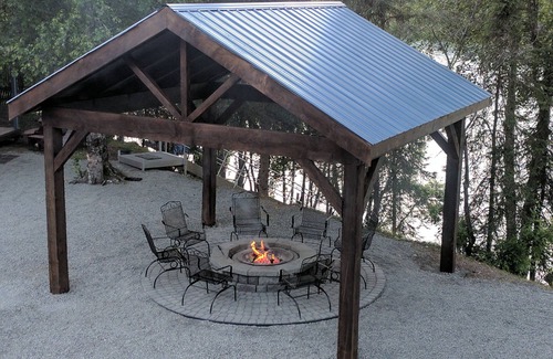 Soldotna House | Beautiful log home Kenai River has full length deck overlooking river