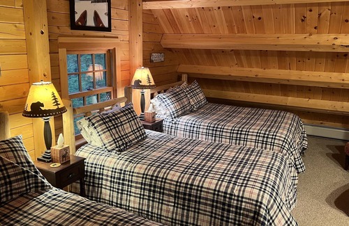 Eidelweiss Village Cabin | BEAUTIFUL LOG HOME!! Some pets ok with owners approval!