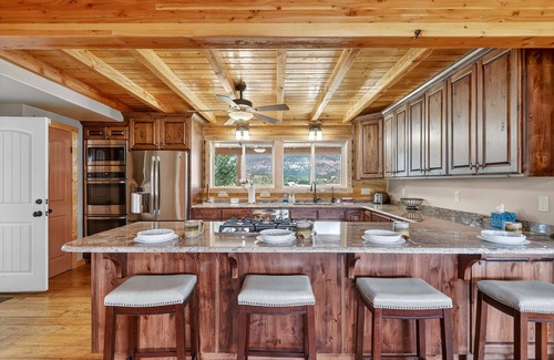 New Harmony House | Beautiful log home w/wrap around porch, hot tub & fire pit