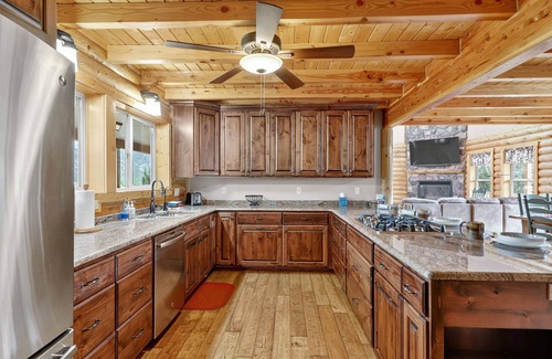 New Harmony House | Beautiful log home w/wrap around porch, hot tub & fire pit