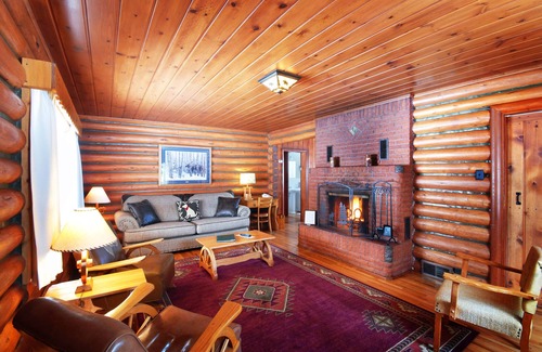 Ennis Cabin | Beautiful Log Home with Mountain Vistas