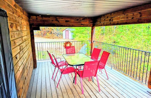 Weslemkoon Cottage | Beautiful Log Home + XL BUNKIE by Weslmkoon lake