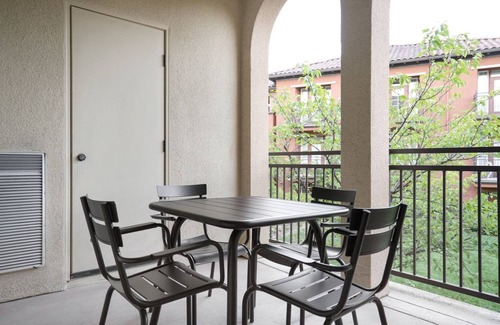 Los Gatos Apartment | Beautiful Los Gatos 2BR w/Gym, W/D & A/C, nr Creek trail, by Blueground
