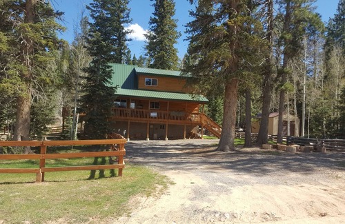 Duck Creek Village Cabin | Beautiful Luxurious Cabin - The perfect getaway!