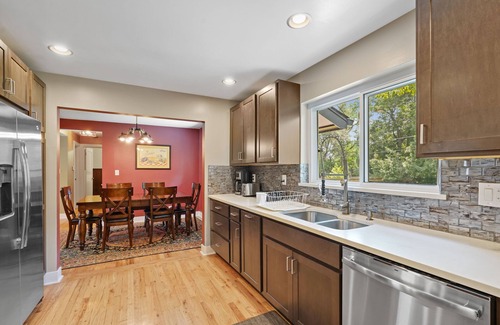 Barths House | Beautiful Luxury 4 Bed 2 Bath w/Huge Yard and Hot Tub