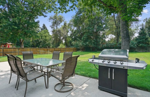 Barths House | Beautiful Luxury 4 Bed 2 Bath w/Huge Yard and Hot Tub