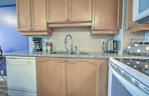Willowdale Condo | Beautiful Luxury Condo for families or 5 People