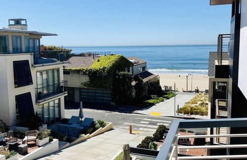 The Strand House | Beautiful Manhattan Beach 100 Block Walk Street Home