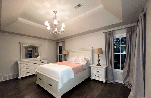 Cordova House | Beautiful Memphis/Cordova home, Sleeps 7, Large Kitchen, (1835 sqft).