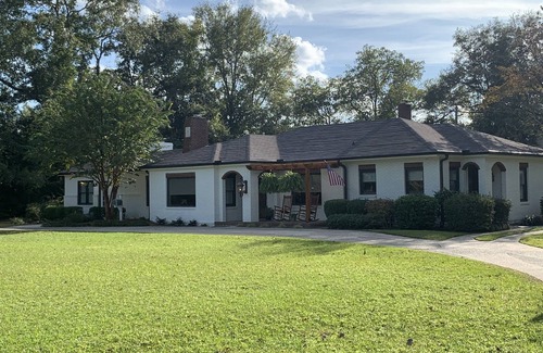 Statesboro House | Beautiful mid-century ranch with POOL!