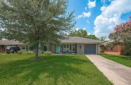 Garden Oaks House | Beautiful mid century oasis in trending oak forest with private pool