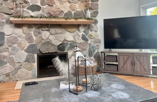 Drayton Plains House | Beautiful, Modern Lakehouse with Direct Lake Access! Family Friendly