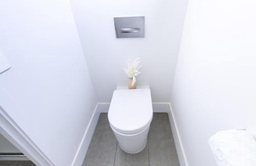 Ascot Apartment | Beautiful Modern 3 Bedroom Family Suite Sleeps 6
