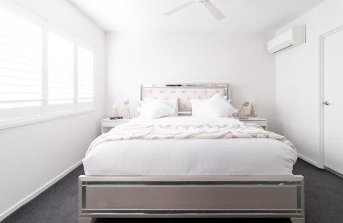 Ascot Apartment | Beautiful Modern 3 Bedroom Family Suite Sleeps 6