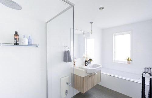 Ascot Apartment | Beautiful Modern 3 Bedroom Family Suite Sleeps 6