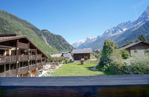 Les Houches Apartment | Beautiful modern 3 bed en-suite chalet apartment with balcony