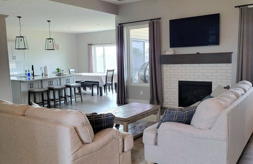 Lincoln House | Beautiful Modern and Cozy House