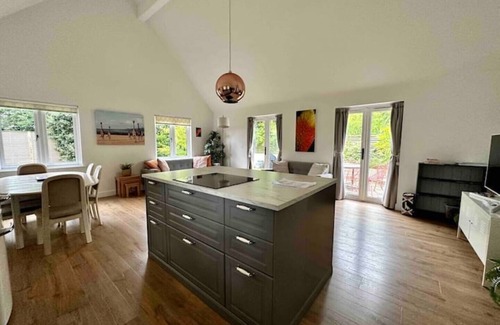 New Forest District Cottage | Beautiful modern barn conversion with south facing secluded patios and garden.