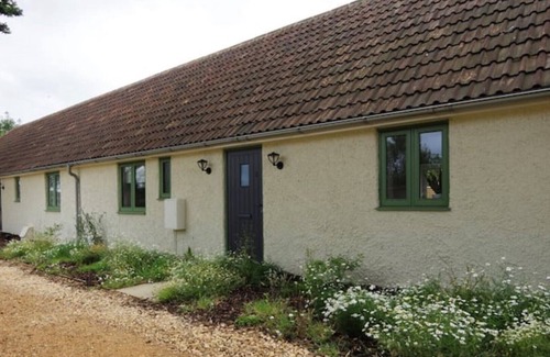 New Forest District Cottage | Beautiful modern barn conversion with south facing secluded patios and garden.