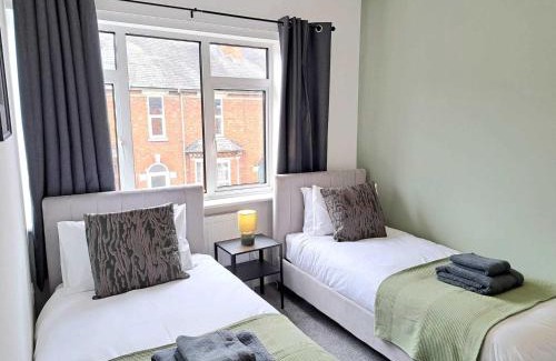 Lincoln House | Beautiful, Modern Bright House With Parking, Fast WiFi, Sleeps 5