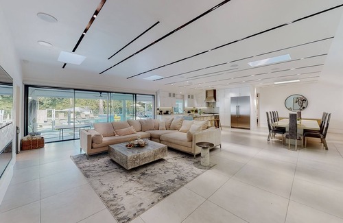 Lake Balboa House | Beautiful Modern Compound