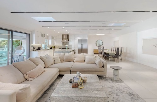 Lake Balboa House | Beautiful Modern Compound