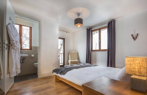 Les Varcins Ski Chalet | Beautiful & Modern 14 person chalet with Large outdoor Jacuzzi & stunning views