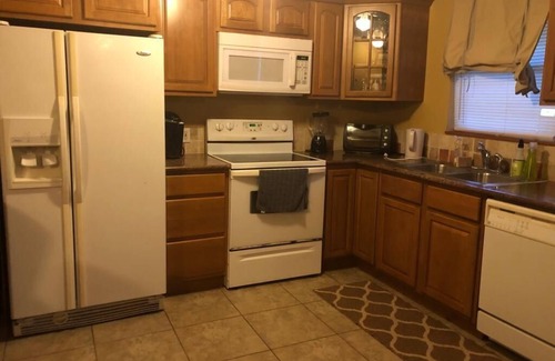 Highland Garden Condo | Beautiful Modern Furnished 2 bedroom WiFi , Netflix, washer dryer, Keurig coffe