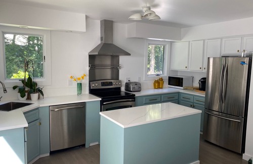 Northwest Harbor House | Beautiful Modern Home & Guest House with 8 Bedrooms Total
