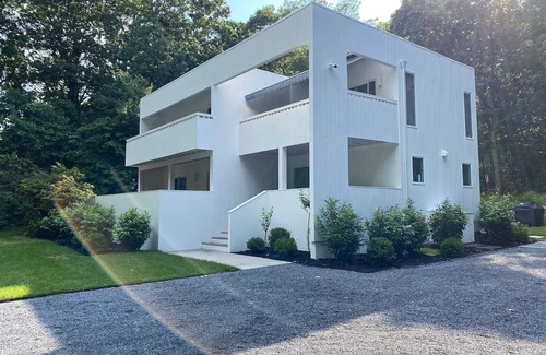 Northwest Harbor House | Beautiful Modern Home & Guest House with 8 Bedrooms Total