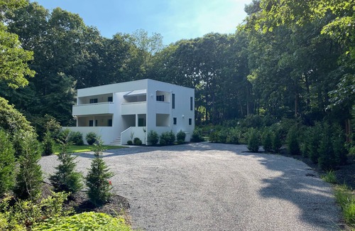Northwest Harbor House | Beautiful Modern Home & Guest House with 8 Bedrooms Total